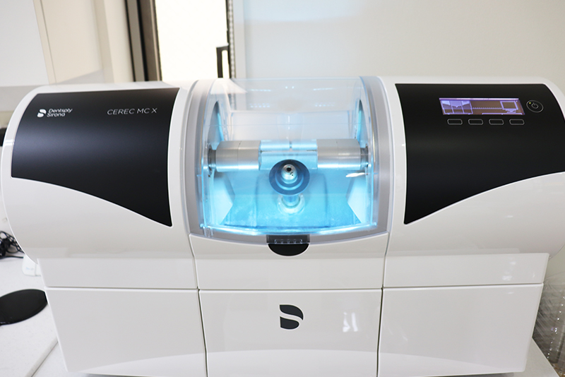 歯科用ミリングマシン